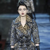 Inilah penampilan Esmeralda dalam fashion show Marc Jacobs pada 2015 silam. Foto: dok. Getty Images