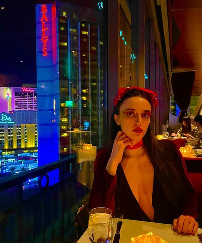 Esmeralda Seay-Reynolds meninggalkan era ‘jahiliah’ saat menjadi model. Esmeralda mengaku pernah diminta untuk makan kapas agar kurus. Foto: dok. Instagram