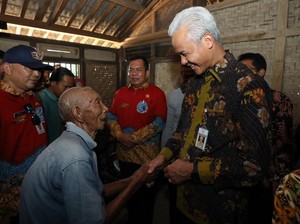 Ganjar Ajak Warga Gotong Royong Bantu Perbaiki Rumah Tak Layak Huni