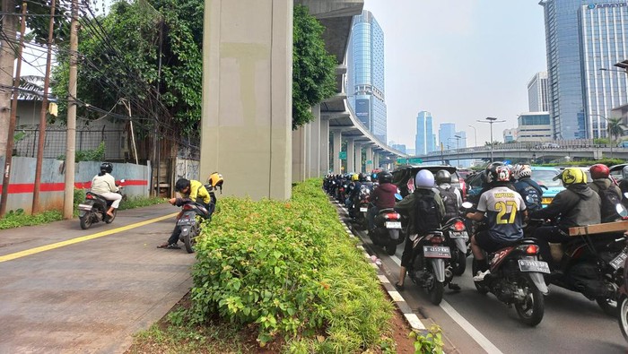 Gatot Subroto Macet Pagi Ini, Pemotor Terobos Trotoar