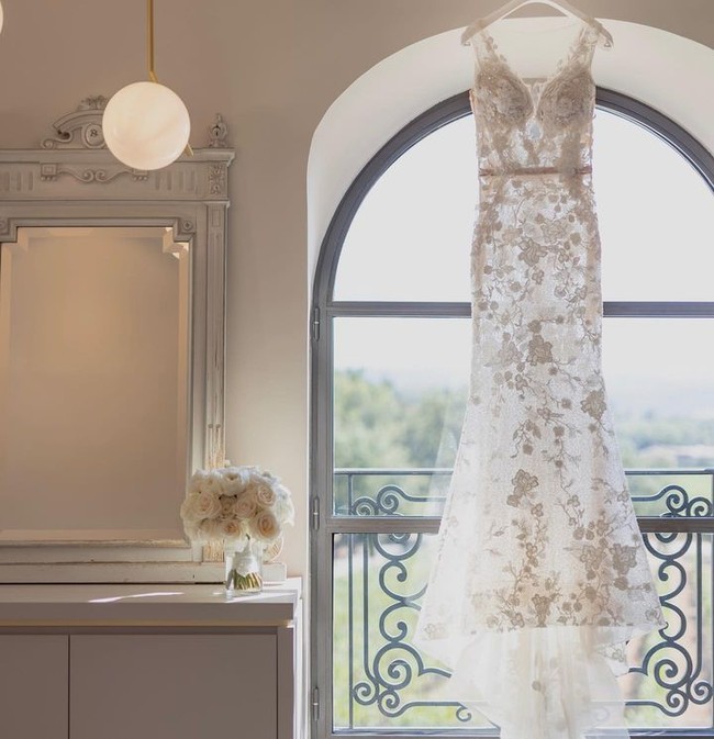 Begini baju pengantin Laura yang mengundang kritikan netizen. Jika ini anak perempuanku, aku akan sangat kesal. Pada akhirnya, ini adalah pernikahannya tapi aku tetap kesal, Siapapun yang mendesain ini sangatlah tidak berkelas. Ketika aku pergi ke pernikahan, aku tidak ingin melihat pakaian dalam, Gaun pengantinnya baju tapi mengapa harus transparan? Mungkin dia pakai pakaian dalam tapi tren ini memang menjijikkan, tulis mereka tentang baju pengantin.Foto: Instagram