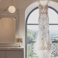 Begini baju pengantin Laura yang mengundang kritikan netizen. Jika ini anak perempuanku, aku akan sangat kesal. Pada akhirnya, ini adalah pernikahannya tapi aku tetap kesal, Siapapun yang mendesain ini sangatlah tidak berkelas. Ketika aku pergi ke pernikahan, aku tidak ingin melihat pakaian dalam, Gaun pengantinnya baju tapi mengapa harus transparan? Mungkin dia pakai pakaian dalam tapi tren ini memang menjijikkan, tulis mereka tentang baju pengantin.Foto: Instagram