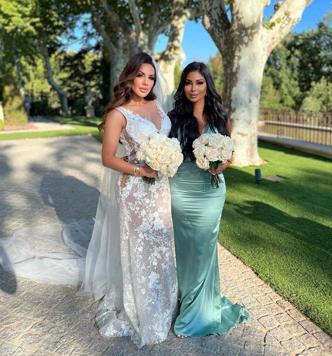 Selain sang pengantin, banyak netizen kurang menyukai pilihan baju seragam bridesmaid. Dalam video, kebanyakan dari mengenakan dress satin, tapi ada dua orang yang menarik perhatian karena memakai busana tembus pandang dan tampak mengenakan dalaman serupa bra dan panties.Foto: Instagram