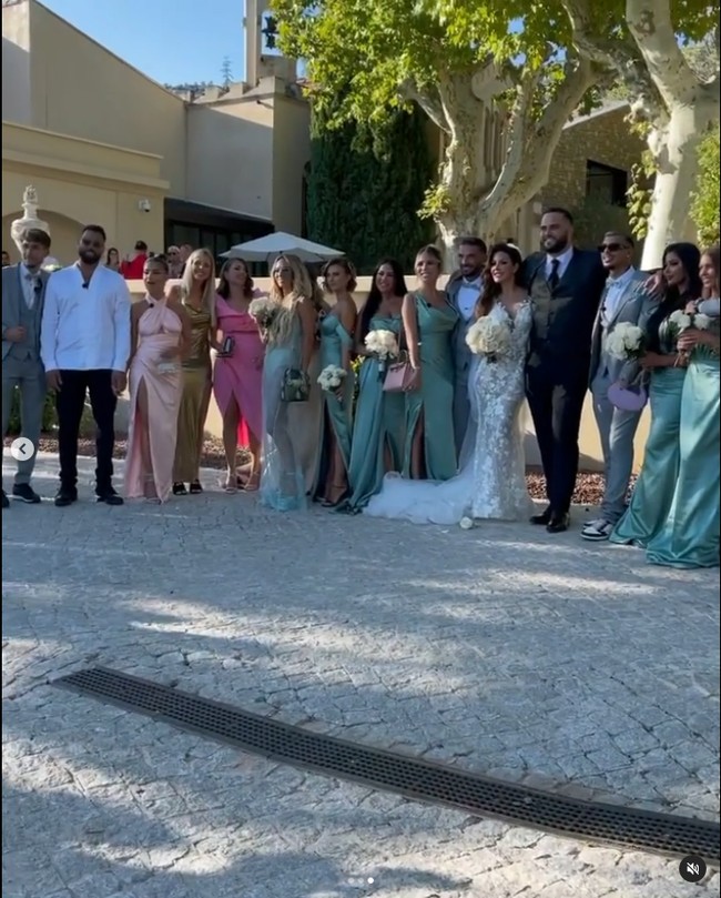 Sebuah video pernikahan jadi viral di media sosial karena penampilan pengantin dan para bridesmaid-nya. Mempelai yang diketahui bernama Laura terlihat sumringah di hari bahagia selagi memamerkan gaunnya kepada para bridesmaid. Foto: Instagram