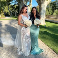 Selain sang pengantin, banyak netizen kurang menyukai pilihan baju seragam bridesmaid. Dalam video, kebanyakan dari mengenakan dress satin, tapi ada dua orang yang menarik perhatian karena memakai busana tembus pandang dan tampak mengenakan dalaman serupa bra dan panties.Foto: Instagram