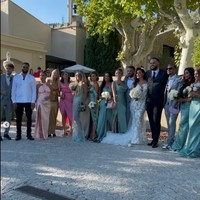 Sebuah video pernikahan jadi viral di media sosial karena penampilan pengantin dan para bridesmaid-nya. Mempelai yang diketahui bernama Laura terlihat sumringah di hari bahagia selagi memamerkan gaunnya kepada para bridesmaid. Foto: Instagram