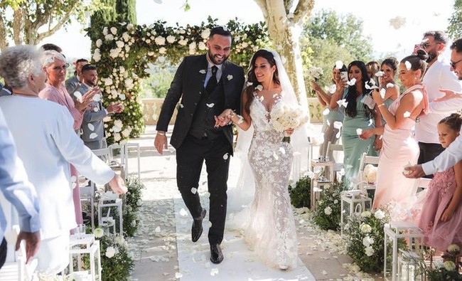 Pengantin Laura terlihat glamour mengenakan gaun putih bermaterial renda. Terlihat jelas jika busana tersebut transparan hampir di semua bagian meski memang menutupi area-area tertentu. Ia pun melengkapi penampilan tersebut dengan veil yang bervolume. Gayanya mendapat komentar kurang menyenangkan dari netizen.Foto: Instagram