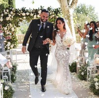 Pengantin Laura terlihat glamour mengenakan gaun putih bermaterial renda. Terlihat jelas jika busana tersebut transparan hampir di semua bagian meski memang menutupi area-area tertentu. Ia pun melengkapi penampilan tersebut dengan veil yang bervolume. Gayanya mendapat komentar kurang menyenangkan dari netizen.Foto: Instagram