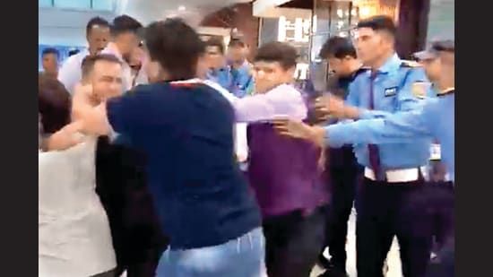 Gegara Tip Rp 177 Ribu, Pelayan Restoran dan Pengunjung Baku Hantam