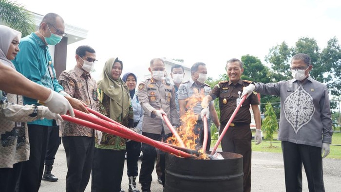 Kejari Kota Gorontalo memusnahkan 62 barang bukti perkara pidana terkait kekerasan hingga narkotika.