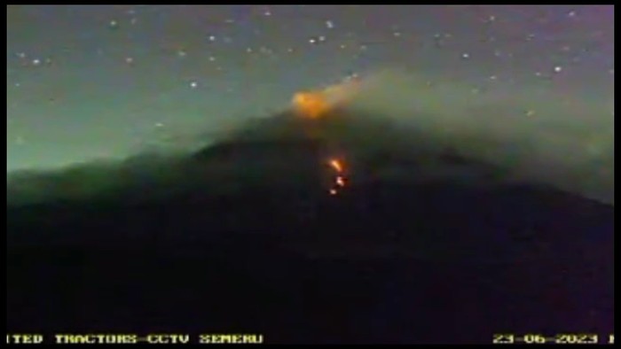gunung semeru erupsi mengeluarkan awan panas guguran