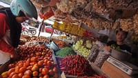 Menurut pedagang, sejak dua hari terakhir harga sejumlah komoditas sayur mayur naik seperti harga cabai keriting dari Rp 28 ribu menjadi Rp 35 ribu perkilogram, harga bawang merah dari Rp 40 ribu menjadi Rp 45 ribu perkilogram, dan harga tomat dari Rp 12 ribu menjadi Rp 18 ribu perkilogram.