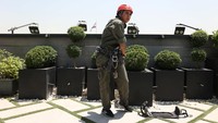 Salari menggunakan peralatan keselamatan yang lengkap saat hendak bekerja.