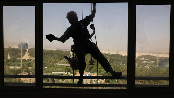 IRAN-WOMEN/ An Iranian woman, Sogand Salari, cleans windows of a high-rise building in Tehran, Iran June 20, 2023. Majid Asgaripour/WANA (West Asia News Agency) via REUTERS ATTENTION EDITORS - THIS PICTURE WAS PROVIDED BY A THIRD PARTY