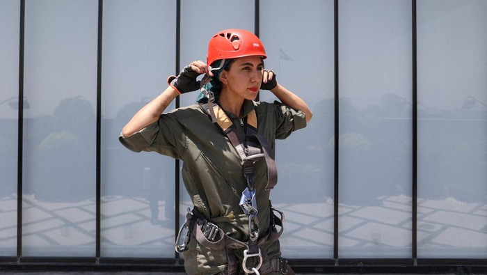 An Iranian woman, Sogand Salari, cleans windows of a high-rise building in Tehran, Iran June 20, 2023. Majid Asgaripour/WANA (West Asia News Agency) via REUTERS  ATTENTION EDITORS - THIS PICTURE WAS PROVIDED BY A THIRD PARTY