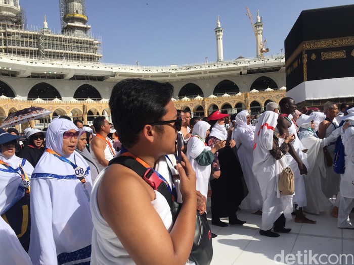 Beberapa jemaah haji khusus PT Arminareka Perdana saat melaksanakan tawaf sunah di Masjidil Haram, Makkah, Selasa 20 Juni 2023.