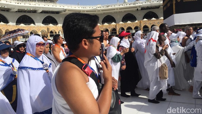 Beberapa jemaah haji khusus PT Arminareka Perdana saat melaksanakan tawaf sunah di Masjidil Haram, Makkah, Selasa 20 Juni 2023.