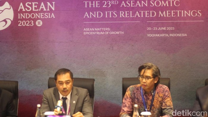 Kabareskrim Polri Komjen Agus Andrianto (kiri) dalam Senior Officials Meeting on Transnational Crime (SOMTC) ke-23 di Jogja, Jumat (23/6/2023).