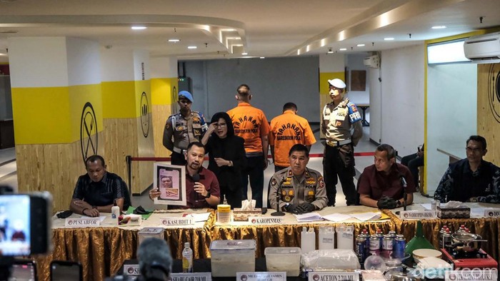 Sebuah kamar apartemen di Jakarta Barat dijadikan pabrik sabu oleh jaringan Iran-Indonesia. Dalam kasus ini, dua orang ditangkap Bareskrim Polri.