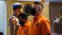 Dalam kasus ini, tersangka WN Iran inisial HR dan WNI inisial RP ditangkap. HR berperan sebagai pembuat sabu di sebuah apartemen dan RP sebagai pengedar.  