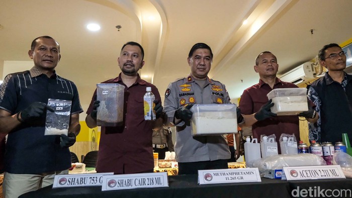 Sebuah kamar apartemen di Jakarta Barat dijadikan pabrik sabu oleh jaringan Iran-Indonesia. Dalam kasus ini, dua orang ditangkap Bareskrim Polri.