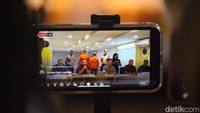 Atas perbuatannya, para pelaku disangkakan pasal 114, subsider pasal 113, subsider pasal 112, tentang narkotika dengan ancaman hukuman mati.  