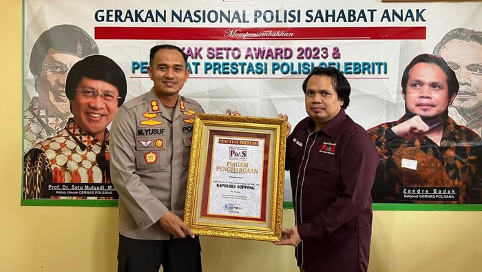 Kapolres Soppeng AKBP Yusuf Usman saat menerima penghargaan.