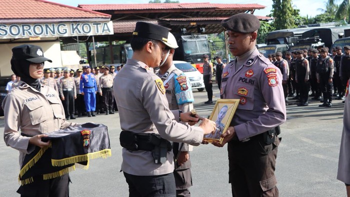Kapolresta Sorong Kota Kombes Happy Perdana Yudianto mencoret foto anggota Polri yang dipecat tidak hormat atau PTDH.