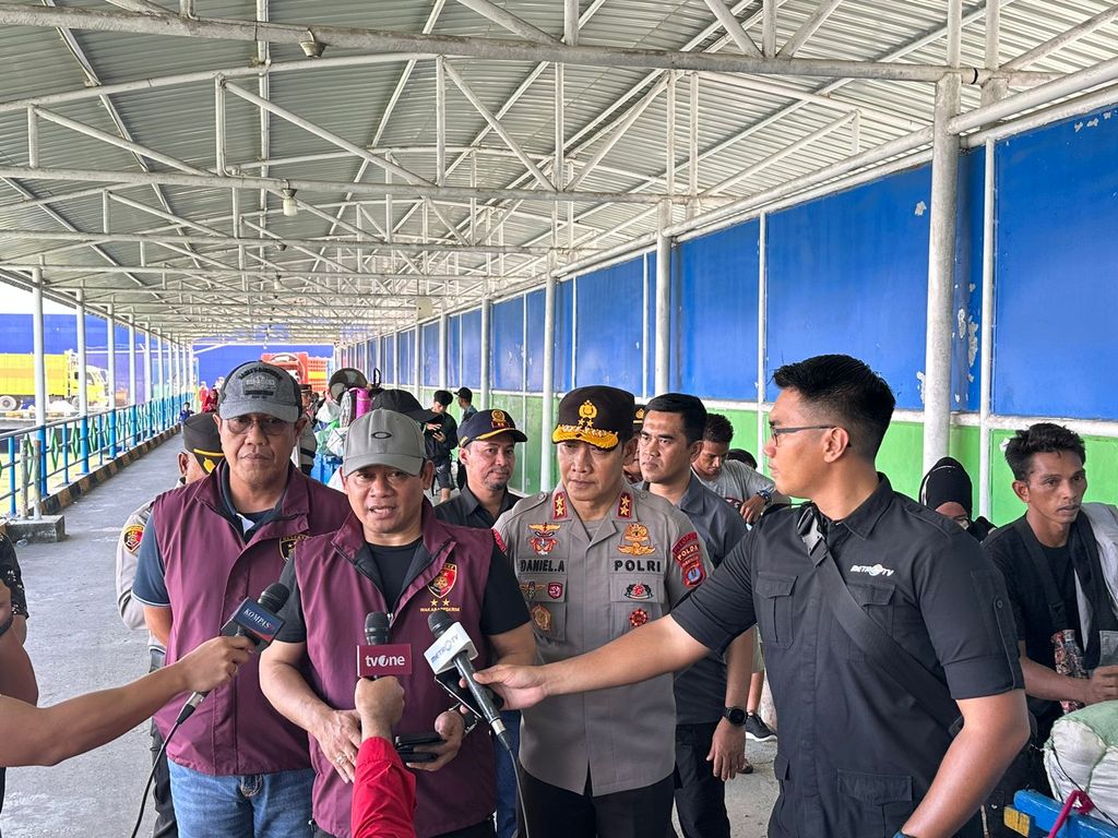 Kasatgas TPPO Polri Irjen Asep Edi Suheri memimpin pengecekan dokumen penumpang kapal di Nunukan (dok. Polri)
