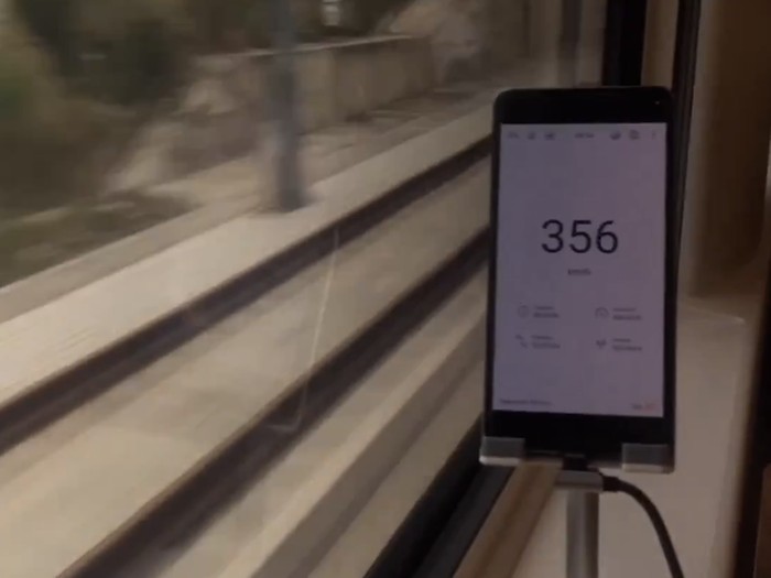 KCJB dapat melesat dengan kecepatan mencapai 356 km/jam dalam uji coba sehingga menjadi kereta tercepat di kawasan Asia Tenggara. (IG @keretacepat_id)