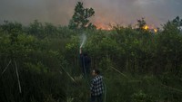 Hingga kini tim gabungan BPBD, Brimob dibantu relawan pemadam kebakaran masih berupaya memadamkan api yang mendekati permukiman penduduk.  