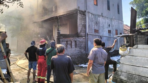 Kebakaran sebuah rumah berlantai dua di Jalan Subak Dalem Nomor 1A,  Peguyangan, Denpasar, Bali, Jumat (23/6/2023). (Dok. Polresta Denpasar)