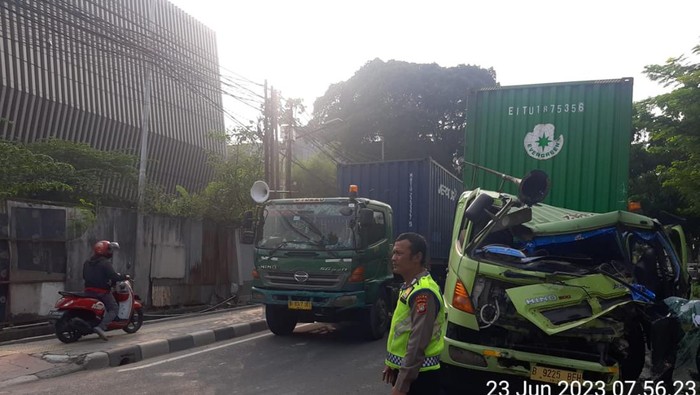 Kecelakaan Truk vs truk di Pluit, Penjaringan, Jakut