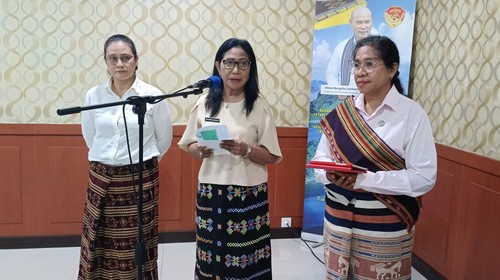 Kepala Dinas Peternakan NTT Johana E Lisapally dan Kepala Dinas Kesehatan, Kependudukan, dan Pencatatan Sipil NTT Ruth Laiskodat saat konferensi pers, Jumat (23/6/2023). (Yufen Bria/detikBali)