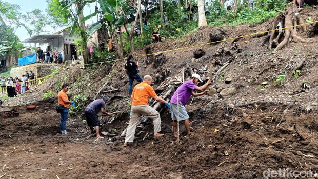 Petugas kepolisian bersama warga menggali tanah yang ditemukan 4 kerangka bayi untuk mencari adanya dugaan kerangka lain di Kelurahan Tanjung, Kecamatan Purwokerto Selatan, Banyumas, Kamis (22/6/2023).