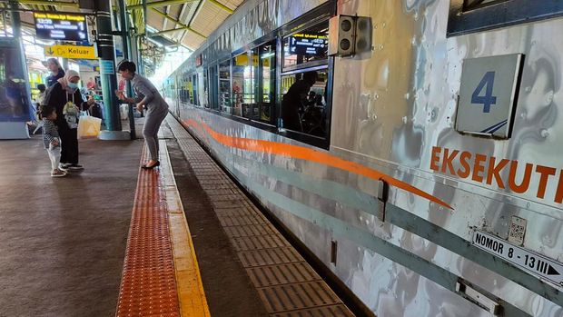 Kereta api jarak jauh di Stasiun Gambir Jakarta Pusat/Dok: KAI