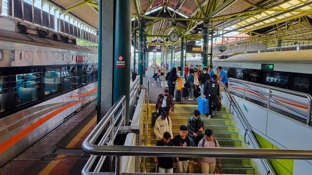 Kereta api jarak jauh di Stasiun Gambir Jakarta Pusat/Dok: KAI