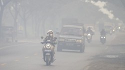 Video Perjuangan Warga Kalsel Menembus Asap, Jarak Pandang Terbatas