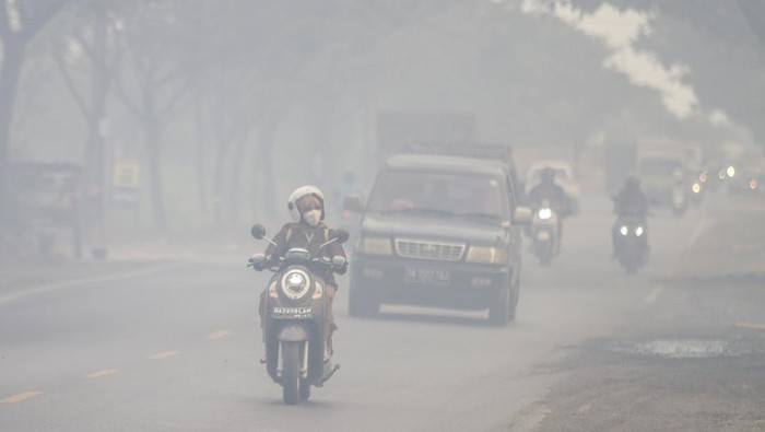 Kota Banjarbaru Dikepung Asap Kebakaran Lahan, Ganggu Penerbangan Pengendara kendaraan bermotor melintas di tengah kabut asap akibat kebakaran lahan di Kecamatan Liang Anggang, Banjarbaru, Kalimantan Selatan, Jumat (23/6/2023). Berdasarkan tabel kualitas udara Badan Meteorologi, Klimatologi dan Geofisika (BMKG) pada Jumat (23/6) kualitas udara di Banjarbaru mengalami kenaikan dari baik ke sedang hal ini diakibatkan salah satunya dampak kabut asap dari kebakaran hutan dan lahan (karhutla) yang mulai meluas di Kalsel. ANTARA FOTO/Bayu Pratama S.
