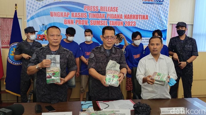 BNNP Sumsel tangkap kurir narkoba jaringan internasional.