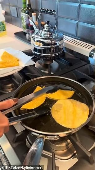 Kylie Jenner masak tacos udang
