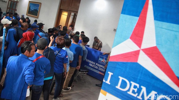 Lagi, Pendukung AHY Aksi Cap Jempol Darah Lawan Moeldoko Partai Demokrat kembali gelar aksi cap jempol darah. Aksi tersebut dalam rangka penolakan langkah yang diambil KSP Moeldoko, untuk mengambil alih Partai Demokrat.
