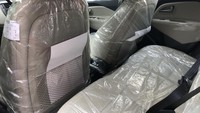 Interior mobil masih dibungkus plastik seperti mobil baru. Foto: Lelang.go.id