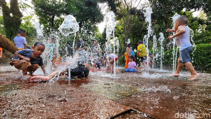 Anak-anak dan warga bermain di taman kota di Puring dan Menteng, Jakarta, Jumat (23/6/2023). Sejumlah taman kota terpantau ramai menjadi area bermain dan berinteraksi, bertepatan dengan masa libur sekolah.