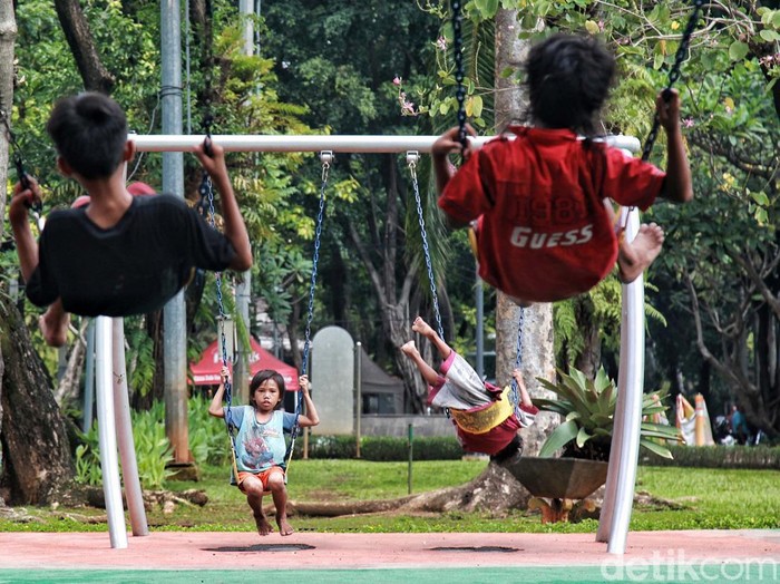 Anak-anak dan warga bermain di taman kota di Puring dan Menteng, Jakarta, Jumat (23/6/2023). Sejumlah taman kota terpantau ramai menjadi area bermain dan berinteraksi, bertepatan dengan masa libur sekolah.