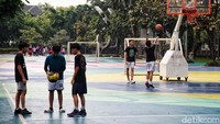 Taman Menteng juga mulai ramai pengunjung. Mayoritas pengunjung berusia remaja.  