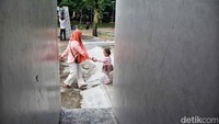 Ada juga yang mengajak anaknya yang masih balita untuk bermain di area taman.  
