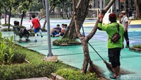 Petugas kebersihan juga disiagakan untuk menjaga area taman tetap bersih.  
