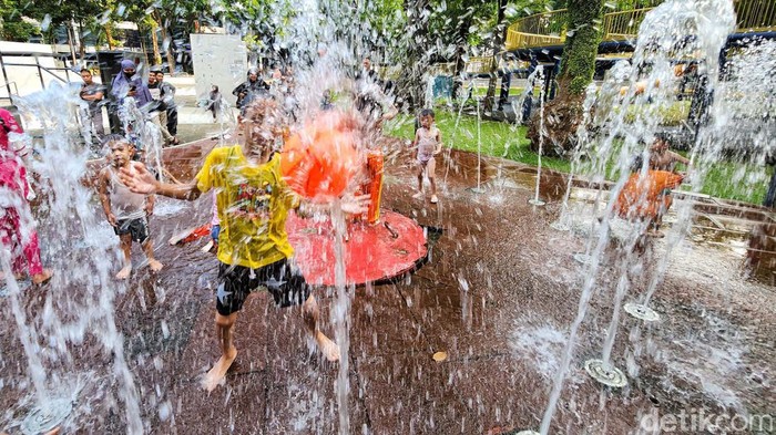 Anak-anak dan warga bermain di taman kota di Puring dan Menteng, Jakarta, Jumat (23/6/2023). Sejumlah taman kota terpantau ramai menjadi area bermain dan berinteraksi, bertepatan dengan masa libur sekolah.
