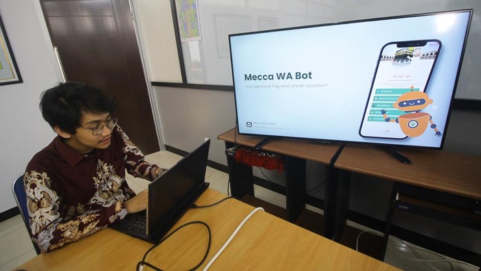 Mahasiswi Departemen Sistem Informasi program studi sarjana Inovasi Digital Institut Teknologi Sepuluh Nopember Surabaya (ITS) Shinta Yunita Rahmawati memperlihatkan salah satu tampilan laman yang dikirim melalui pesan tautan oleh Mecca WA Bot Umroh dan Haji di Surabaya, Jawa Timur, Jumat (23/6/2023). Sejumlah mahasiswa ITS yang tergabung dalam tim developer mengembangkan Mecca WA Bot Umroh dan Haji yaitu teknologi robot yang diintegrasikan pada aplikasi WhatsApp sehingga mampu menjadi asisten personal saat perjalanan ibadah haji dan umrah. ANTARA FOTO/Moch Asim/nym.